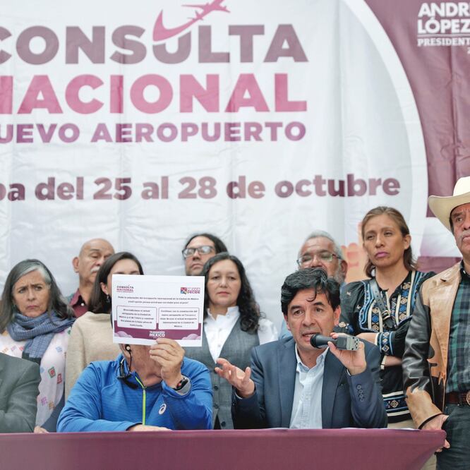 Jesús Ramírez, próximo coordinador de Comunicación Social de la Presidencia de la República (con micrófono en mano), reiteró que el resultado de la consulta por el nuevo aeropuerto será vinculante. (IVÁN STEPHENS. EL UNIVERSAL)