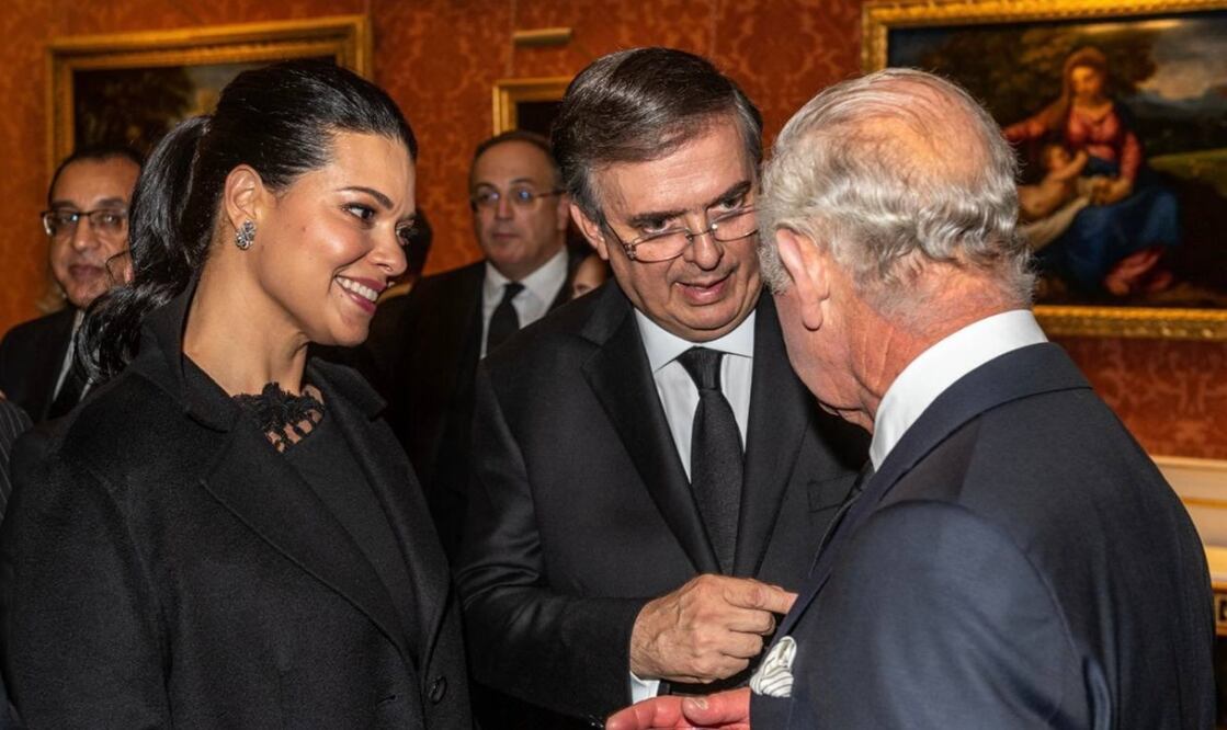 En sus redes sociales, Marcelo Ebrard también compartió una foto acompañado de su esposa, Rosalinda Bueso, durante el encuentro con el rey Carlos III. Foto: @m_ebrard