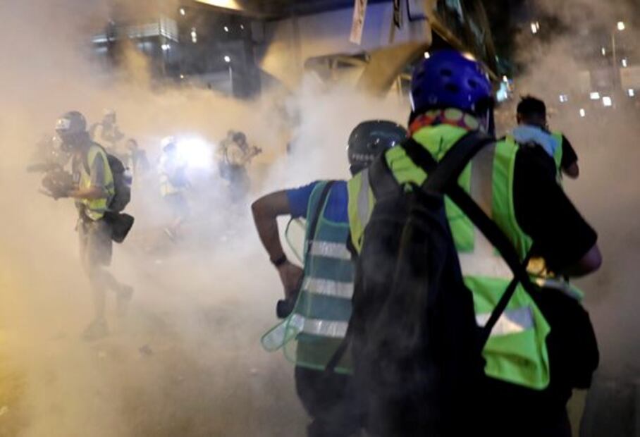 Policía de Hong Kong retoma el control del Parlamento tras protestas 