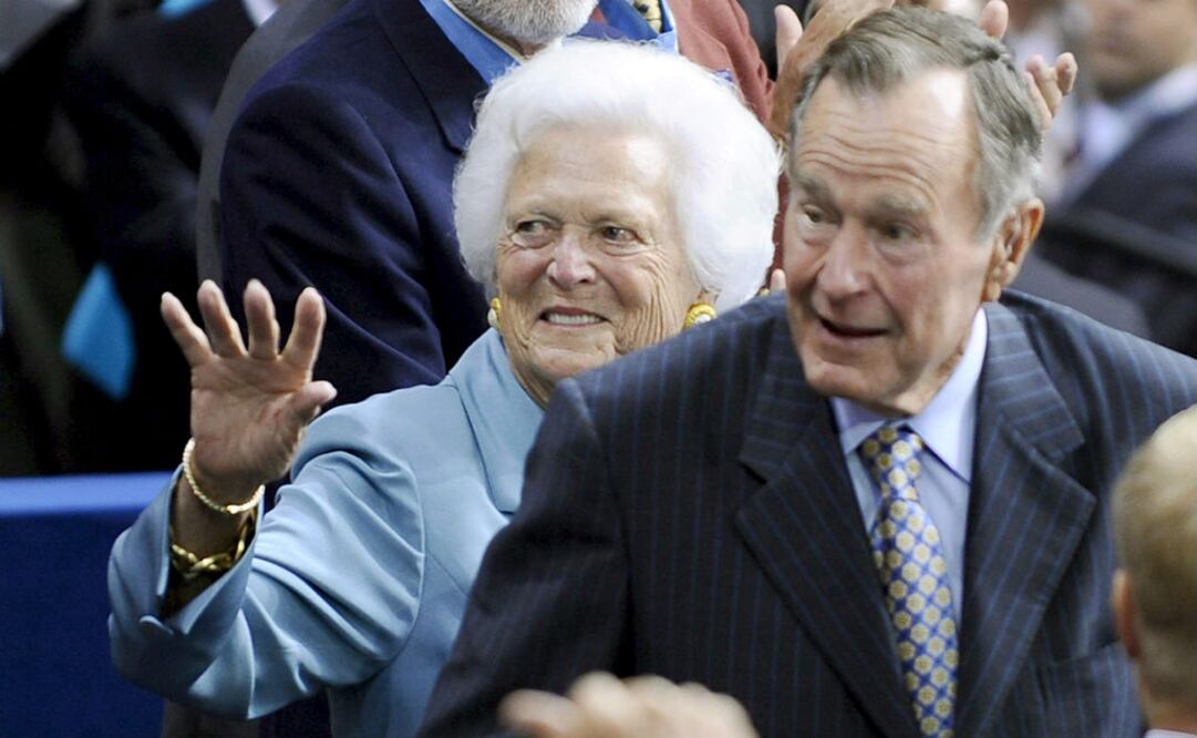 El ex presidente George H.W. Bush (d) y la ex primera dama Barbara Bush (i) llegan durante la segunda sesión de la Convención Nacional Republicana de 2008 en el Xcel Energy Center en St. Paul, Minnesota, EE. UU. FOTO: EFE