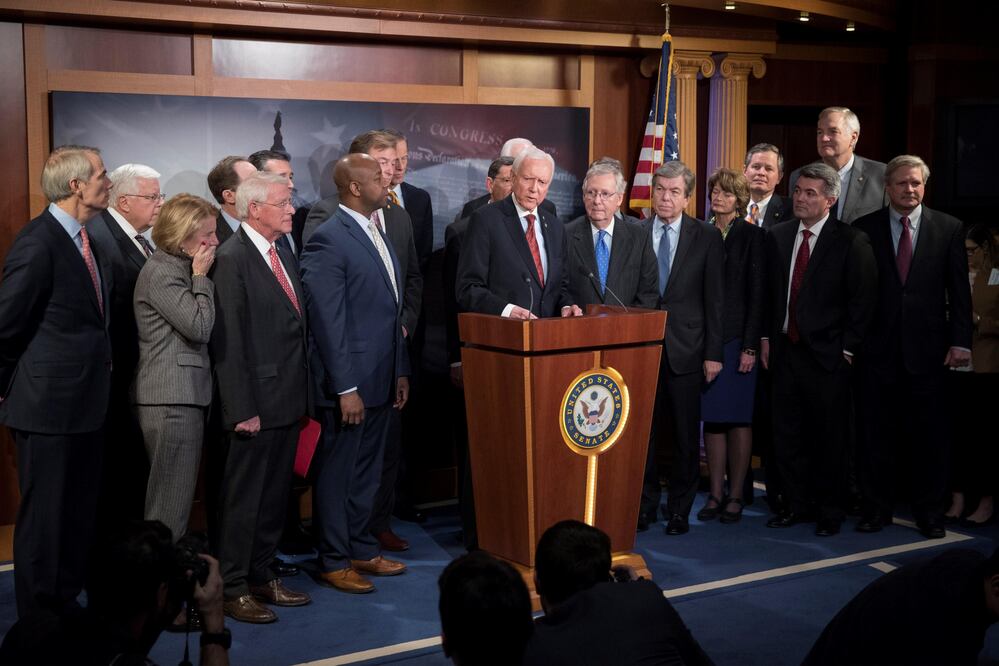 El senador republicano Orrin Hatch ofrece una rueda de prensa tras la aprovación de la reforma fiscal en el Capitolio en Washington DC (Foto: EFE)
