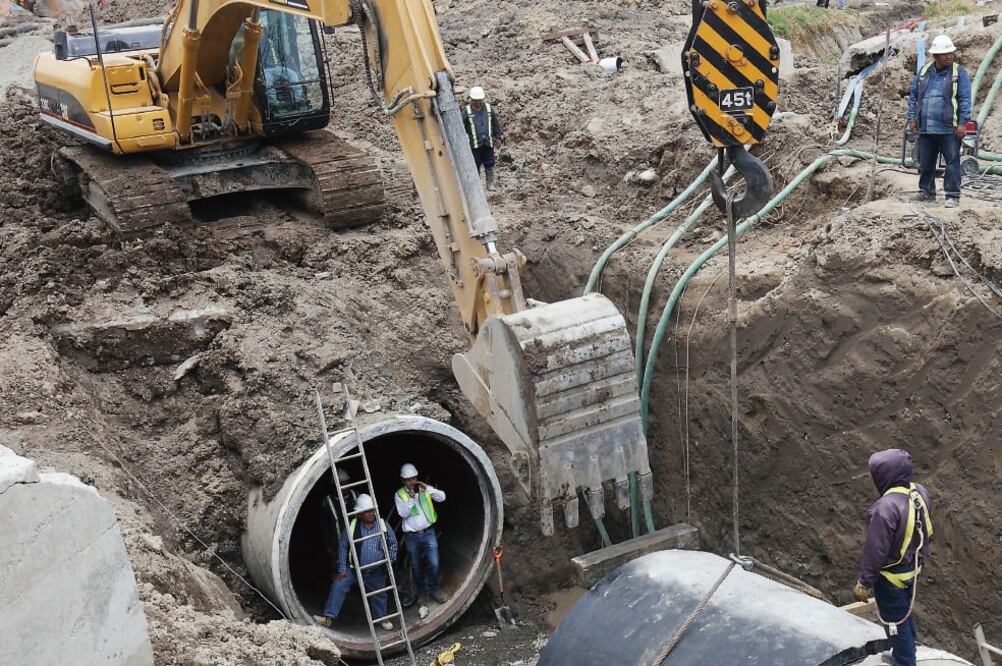 Empleados de la Conagua realizaban ayer los últimos trabajos de reparación en el Sistema Cutzamala (ARCHIVO EL UNIVERSAL)