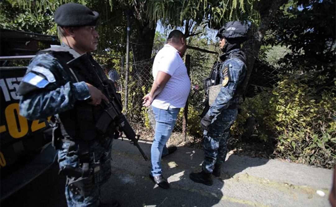 Byron Pérez es custodiado por policías de Guatemala tras ser detenido como presunto socio del narcotraficante Joaquín “El Chapo” Guzmán. Foto: Policía Nacional Civil de Guatemala