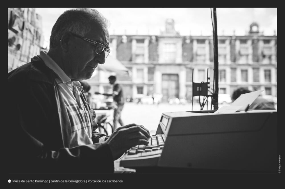 Imagen antigua del Jardín de la Corregidora, Portal de los escribanos. (CORTESÍA ICA)