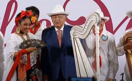 FOTOS y VIDEO Flores, mariachi y sones jarochos, así fue el concierto para el Día de las Madres en la mañanera de AMLO