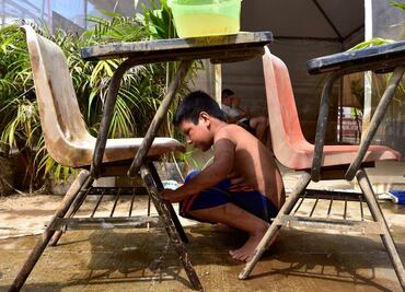 FOTOS: Padres de familia y alumnos limpian escuelas en Acapulco para regresar a clases
