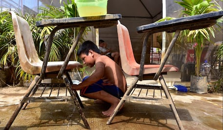 FOTOS: Padres de familia y alumnos limpian escuelas en Acapulco para regresar a clases