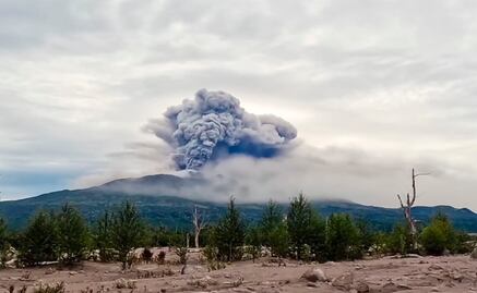 Terremoto en Rusia causa erupción de volcán Shiveluch