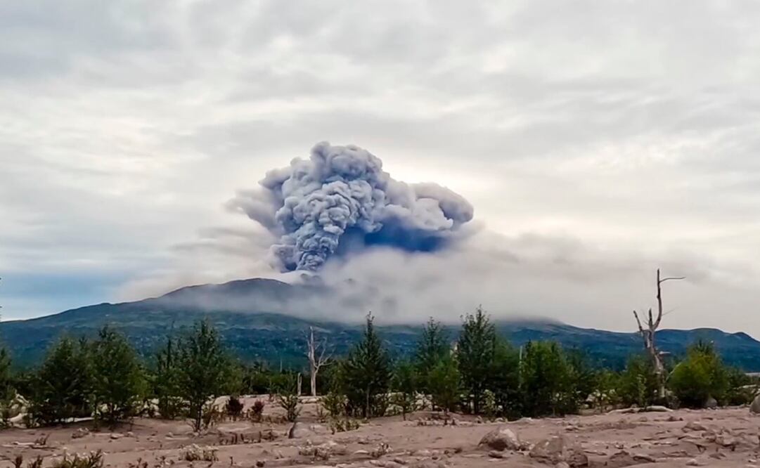La región rusa de Kamchatka, donde se registró un terremoto de 8.8, es una de las zonas de mayor actividad sísmica y volcánica del planeta. En la imagen el volcán Shiveluch. Foto: AP