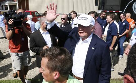 Donald Trump visita zona afectada por inundaciones en Louisiana 