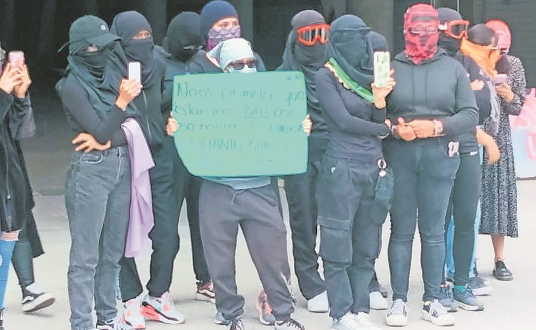 Las jóvenes se cubren el rostro porque aseguran que son intimidadas.