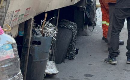 ¡Se abre otro socavón! Camión de basura queda atrapado por más de 6 horas en oquedad de alcaldía Azcapotzalco