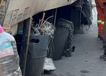 ¡Se abre otro socavón! Camión de basura queda atrapado por más de 6 horas en oquedad de alcaldía Azcapotzalco