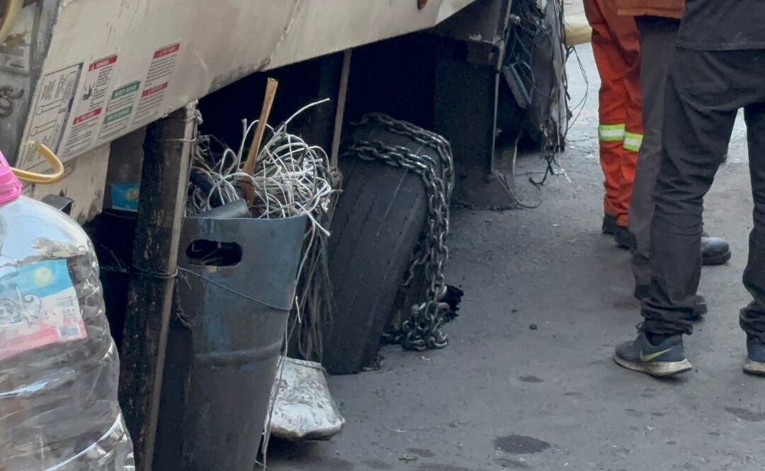 Un camión recolector de basura quedó atrapado en un socavón que se formó la alcaldía Azcapotzalco
Foto: Especial.
