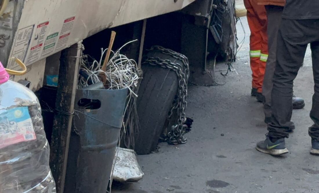 Un camión recolector de basura quedó atrapado en un socavón que se formó la alcaldía Azcapotzalco
Foto: Especial.