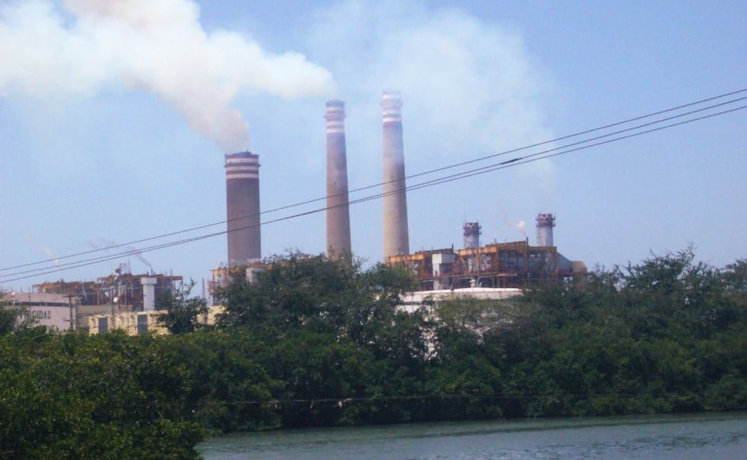 A pesar de los peligros de utilizar combustóleo, la CFE aún lo utiliza - Foto: Alfredo Quiles/EL UNIVERSAL