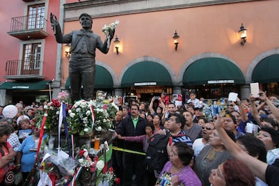 Bendicen estatua de Juan Gabriel en Garibaldi