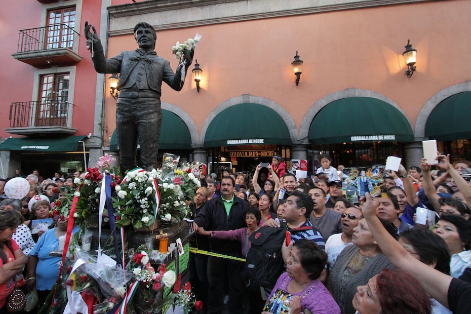 Decenas de personas celebrando a Juan Gabriel en Garibaldi.
Foto: Archivo Carlos Mejía/EL UNIVERSAL.