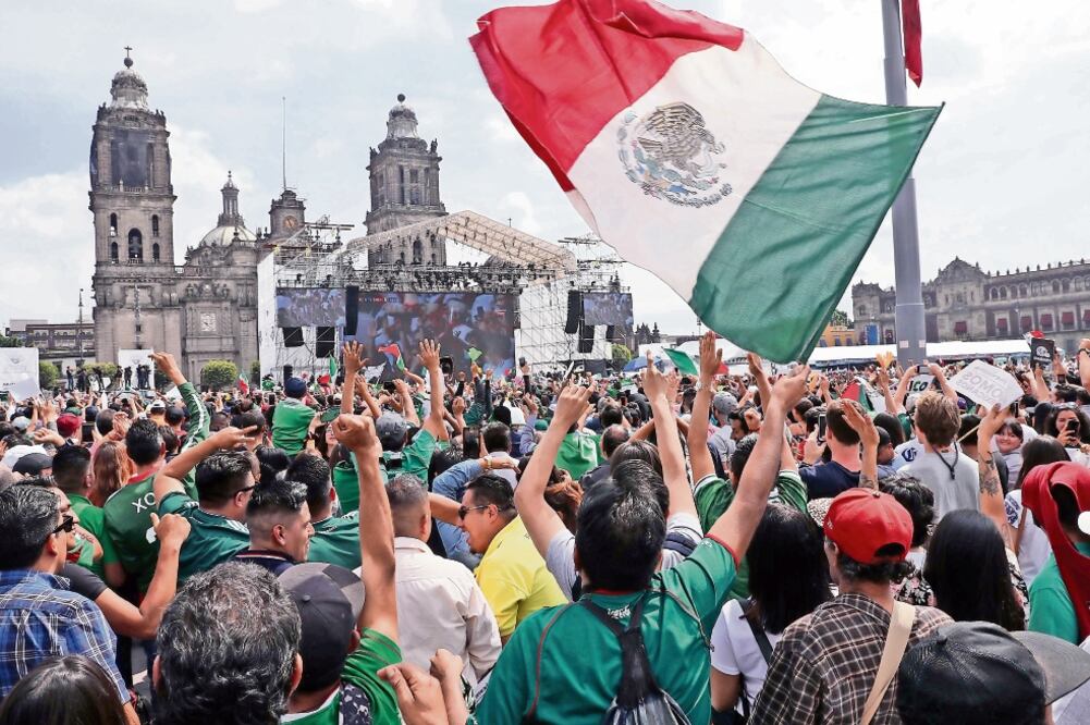 Esperanza. La Plaza de la Constitución retumbó con cada uno de los dos goles que marcaron los seleccionados. Foto: JUAN CARLOS REYES. EL UNIVERSAL