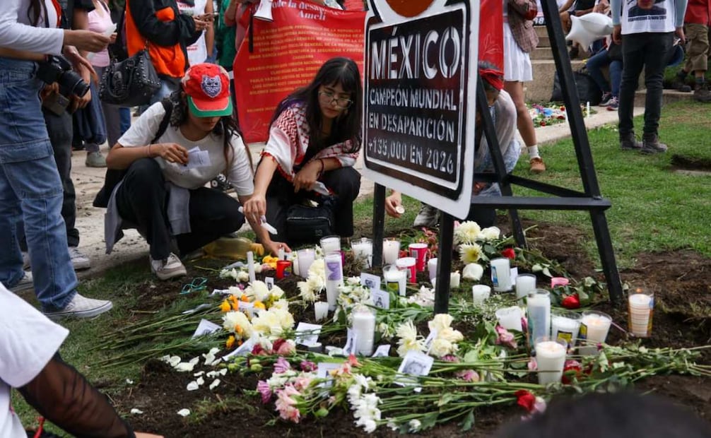 Colocan memorial “México, campeón en desaparición" en el Ángel de la Independencia; marchan por la desaparición de Ana Ameli.
Foto: Karla Guerrero| El Universal