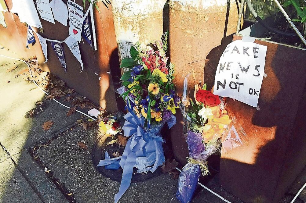 Flores y mensajes depositados por la gente afuera de Comet Ping Pong, la pizzería de Washington donde un tipo de Carolina del Norte disparó el domingo pasado con su rifle, sin dejar heridos (JESSICA GRESKO. AP)