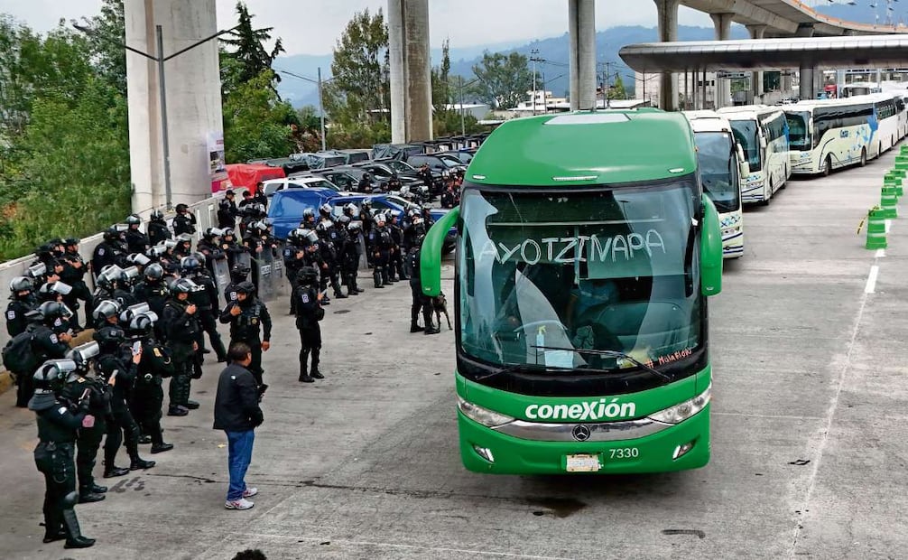 Camiones con estudiantes de la Normal de Ayotzinapa fueron encapsulados por policías de la CDMX para impedirles el paso y evitar que se unieran a la CNTE. Foto: VALENTE ROSAS/EL UNIVERSAL