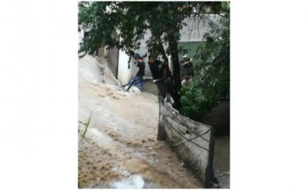 Tras tormenta, torrente de agua invade Huixquilucan