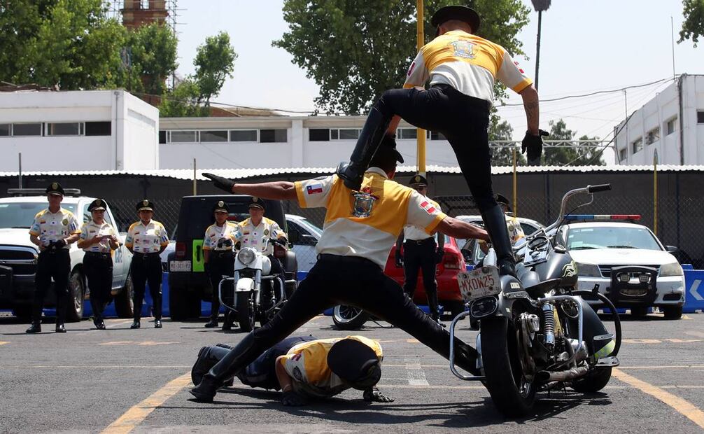 Una de las bases de este espectáculo es el trabajo en equipo, que se refleja en el compás humano con que hacen girar la moto alrededor de un compañero, a la vez que pasan sobre él, sin tocarlo. Foto: Francisco Rodríguez/EL UNIVERSAL.