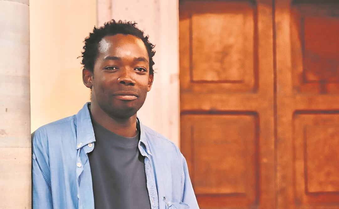 Los bailarines de la Compagnie Vivons, el domingo rindieron homenaje a las víctimas con mensajes pintados en sus cuerpos durante la pieza Never twenty one. Foto: Berenice Fregoso /EL UNIVERSAL