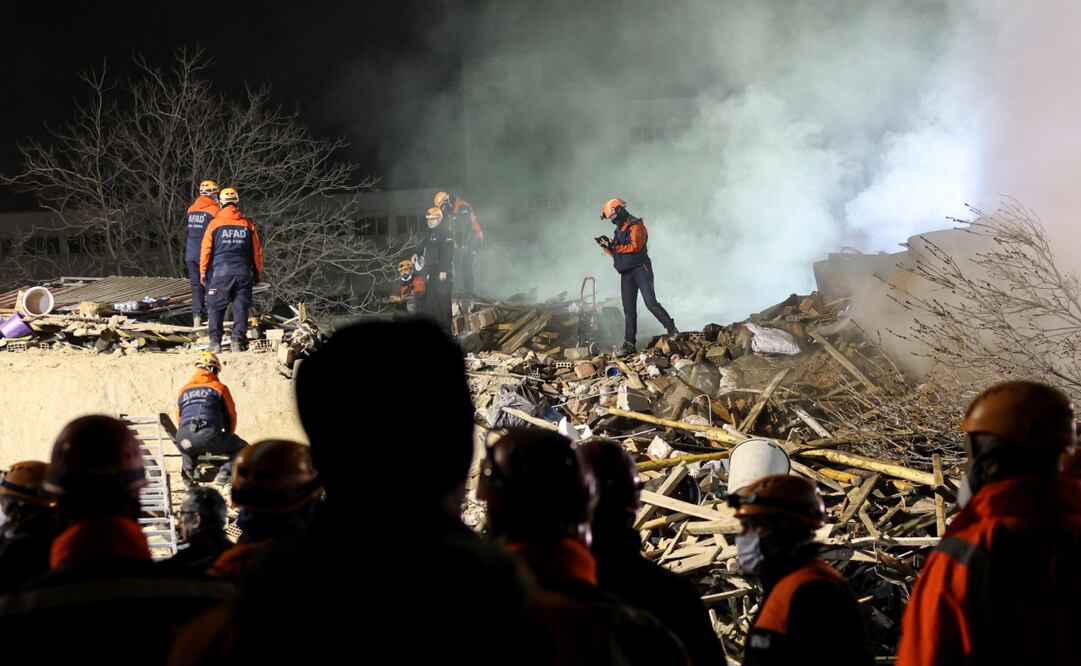 Equipos de emergencia y rescate trabajan tras el derrumbe de un edificio en la ciudad de Konya, en el centro de Turquía, la madrugada de sábado 25 de enero de 2025. Foto: AP