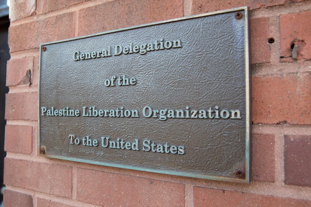 Imagen de archivo muestra una placa de la entrada de la oficina de la Organización para la Liberación de Palestina (OLP) en Washington (Foto: EFE)