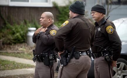 Arrestan a los padres del adolescente autor del tiroteo en Michigan