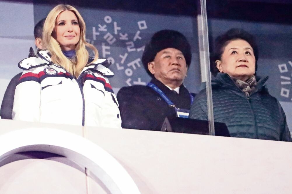 Evitan contacto. Ivanka Trump y el general norcoreano Kim Yong Chol se sentaron cerca en la clausura de los Juegos 