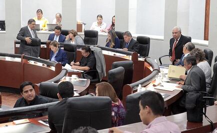 Diputados de SLP encaran a inconformes en pleno Congreso