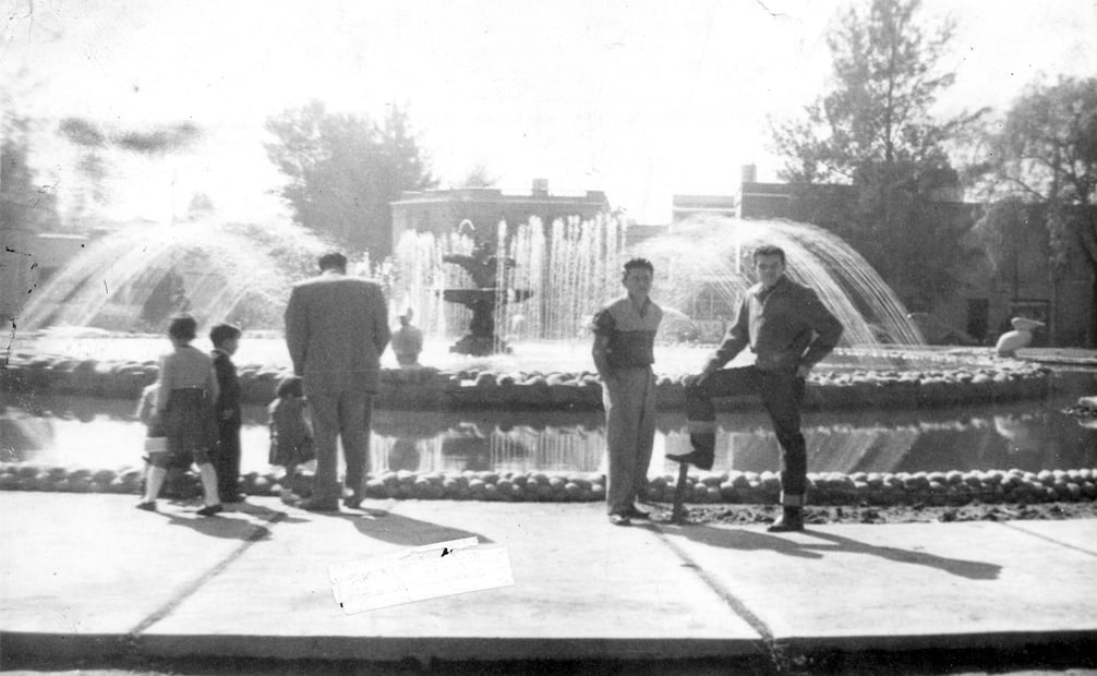 El Parque María Teresa fue construido como un atractivo más para los compradores de lotes e inaugurado en 1933. Además del área de juegos y el cuarto de extracción de agua que alimentaba al fraccionamiento, había un chapoteadero, que luego se convirtió en fuente, decorado por los pelícanos y los cocodrilos de ladrillo y concreto. Foto: Fernando Pérez Costales. 1959. Cortesía: Sócrates Vera.