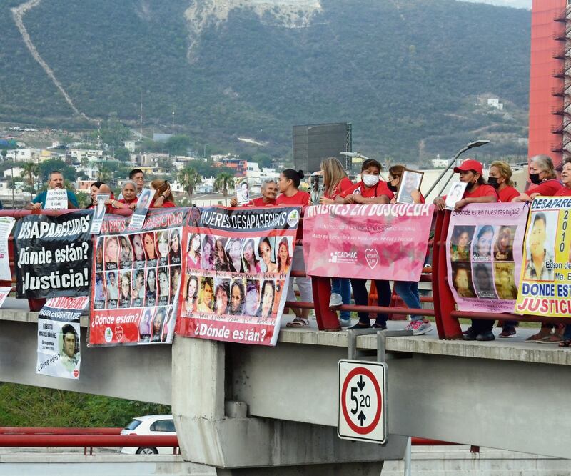 Integrantes del grupo Amores se manifestaron en el puente peatonal pidiendo justicia por sus familiares desaparecidos durante la Semana Internacional del Detenido-Desaparecido. Emilio Vásquez/EL UNIVERSAL