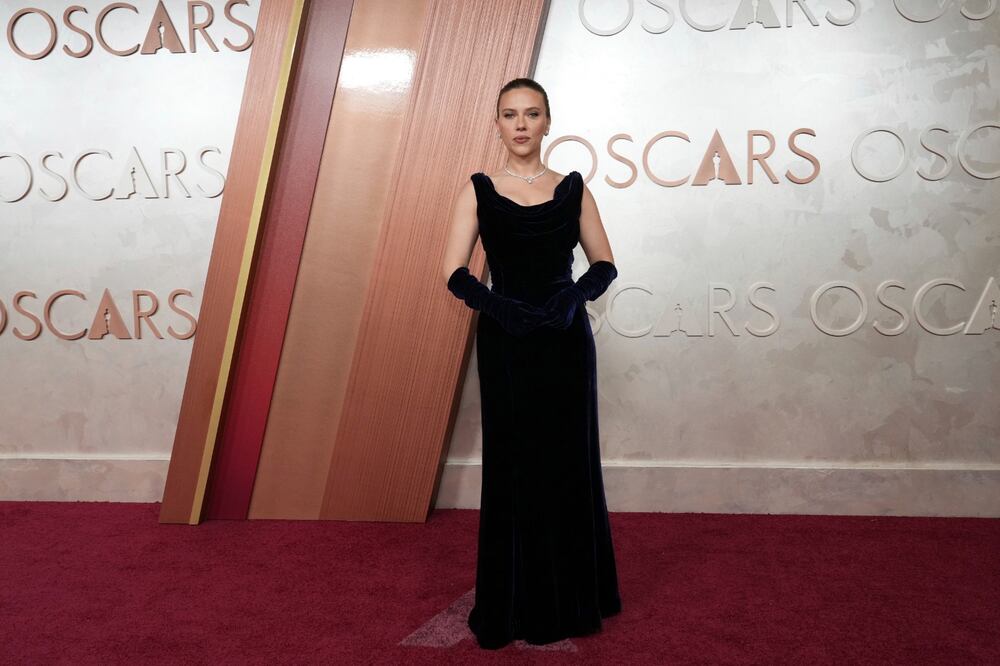 Scarlett Johansson pide que su nombre sea removido de película de Marvel.