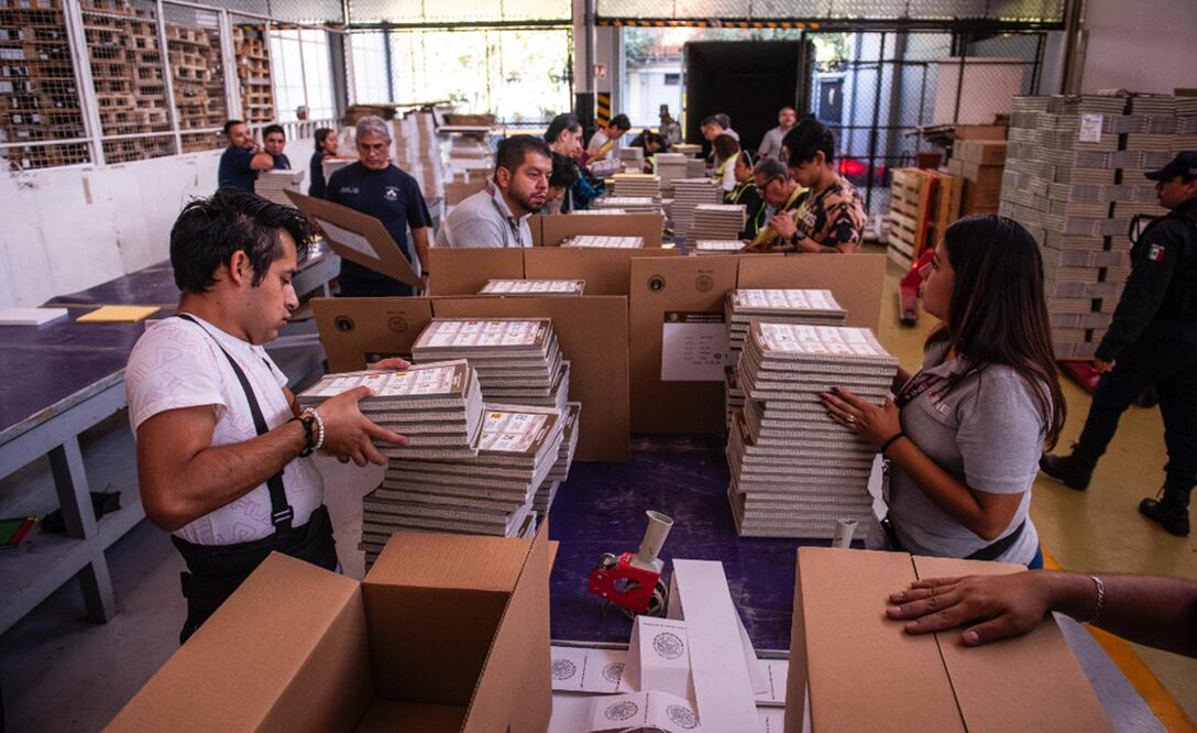 El 29, 30 de abril y 1 de mayo inició la entrega de 17 millones de boletas de diputaciones federales por día, entregando un estimado de 51 millones. Foto: especial