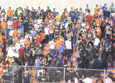 Estalla la violencia entre aficionados de Correcaminos y Chivas