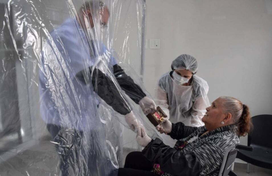 Crean "cortina de abrazos" en Brasil para estar cerca de sus seres queridos