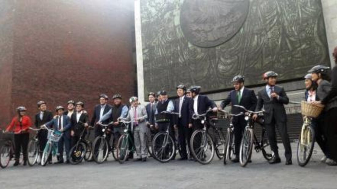 A pie o en bici, políticos se suman al Día Mundial Sin Auto