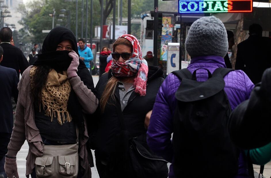 Abrigos, bufandas y gorros sacaron los capitalinos para cubrirse ayer debido a las bajas temperaturas que llegaron a menos 5 grados centígrados. Foto: Adrián Hernández/ EL UNIVERSAL