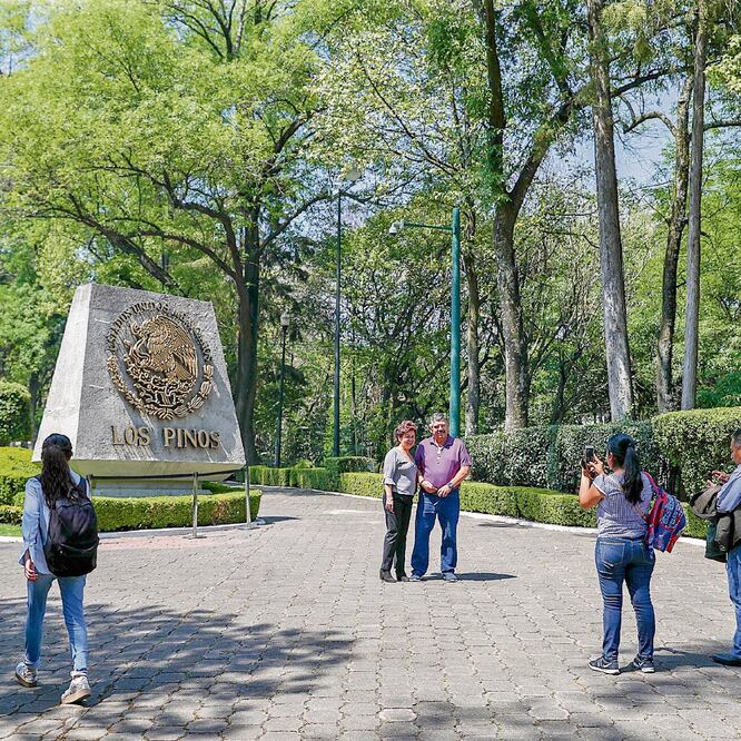 El interés que provocó entre la población la apertura al público de Los Pinos fue notable. Según datos del personal del recinto, los fines de semana asisten entre 10 mil y 15 mil personas. DIEGO SIMÓN SÁNCHEZ. EL UNIVERSAL