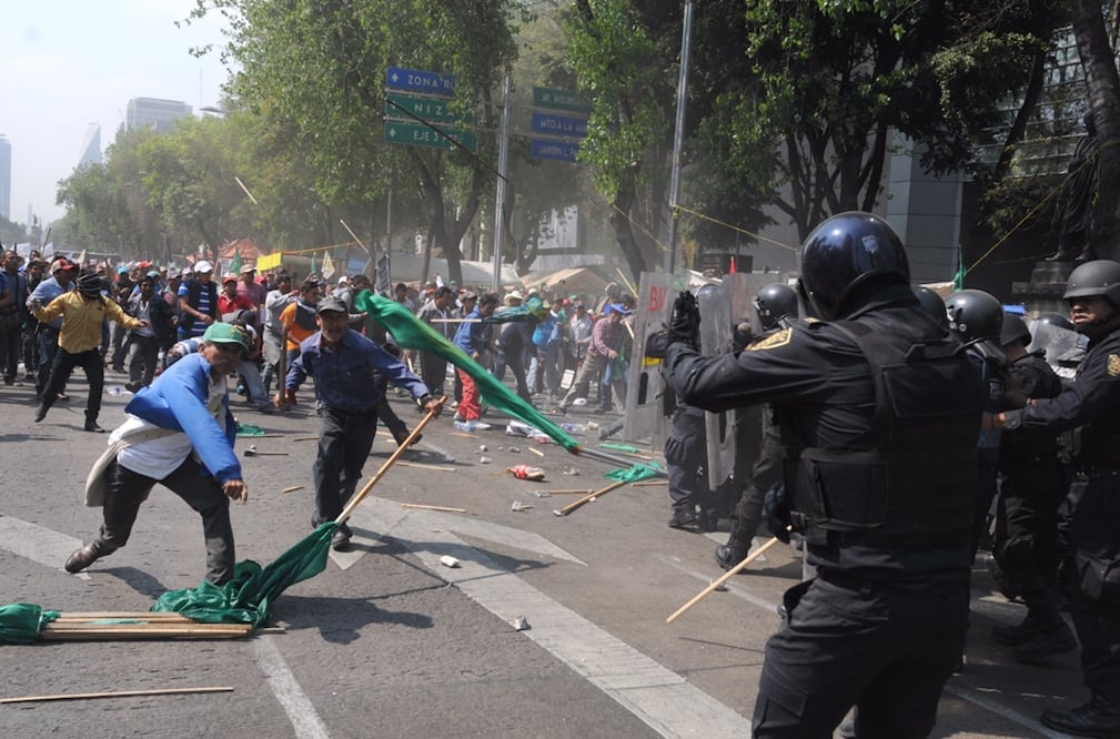 Al menos 17 policías resultaron lesionados tras enfrentarse con un grupo de campesinos que protestaba en Paseo de la Reforma, a la altura de la Glorieta de Colón.