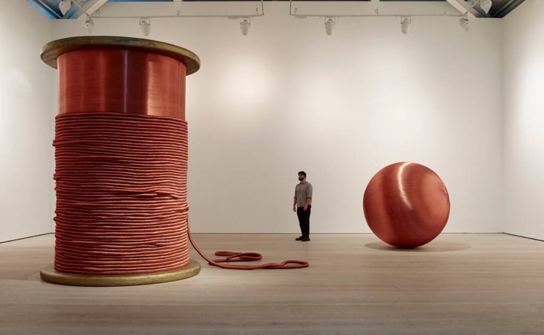 Las obras "Bound" (a la izda.), de Alice Anderson, y "181 kms" (a la derecha), de Steve White, con motivo de la exposición "Champagne Life". (FOTO: EFE)