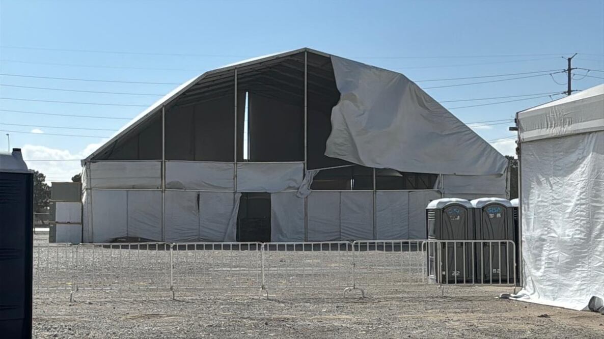 Los fuertes vientos dañan dañan carpas de campamento migrante recién instalado en Ciudad Juárez. (Foto: especial)