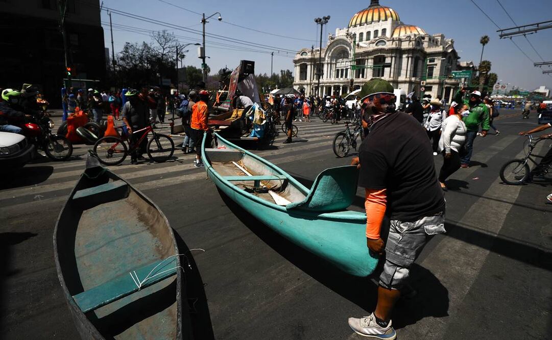 Manifestantes afirmaron que la obra del puente acabaría con la especie del ajolote. Foto: Diego Simón. EL UNIVERSAL