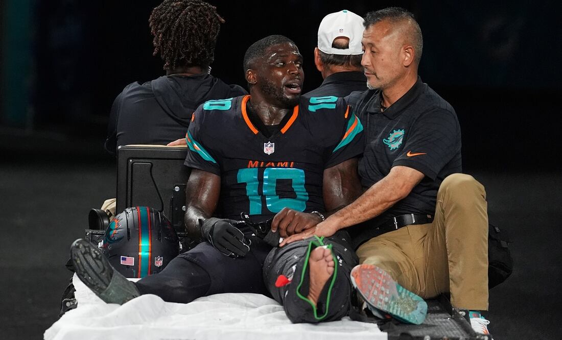 El receptor de 31 años fue retirado con la pierna izquierda completamente inmovilizada | FOTO: AP