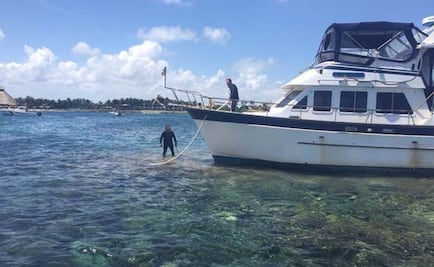  Evalúan daños por encallamiento de barco en Cancún