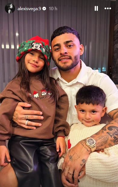 Alexis Vega junto a sus hijos / Foto: Instagram